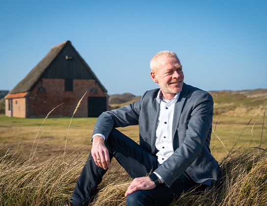 Vastgoedadviseur op Texel bij karakteristieke stolpboerderij