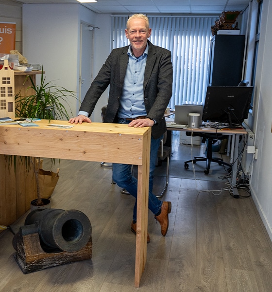 Makelaar van Makelaardij Eelman in het kantoor op Texel