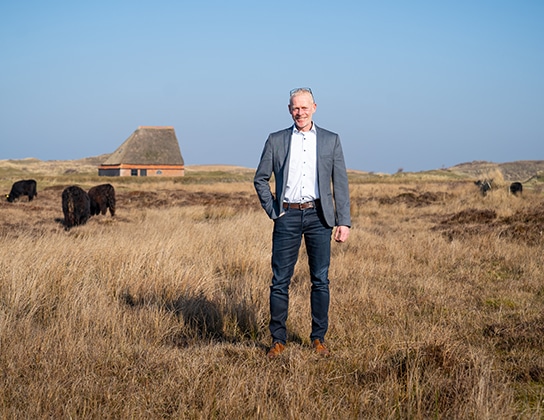 Makelaar van Makelaardij Eelman in het Texelse duinlandschap