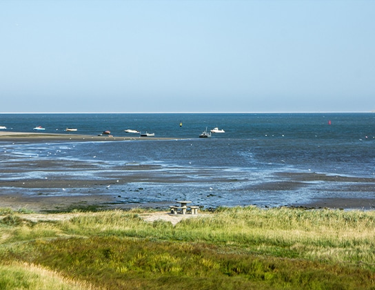 Waddenzee bij Texel met droogvallende zandplaten en boten