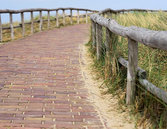 Bakstenen wandelpad door de duinen op Texel