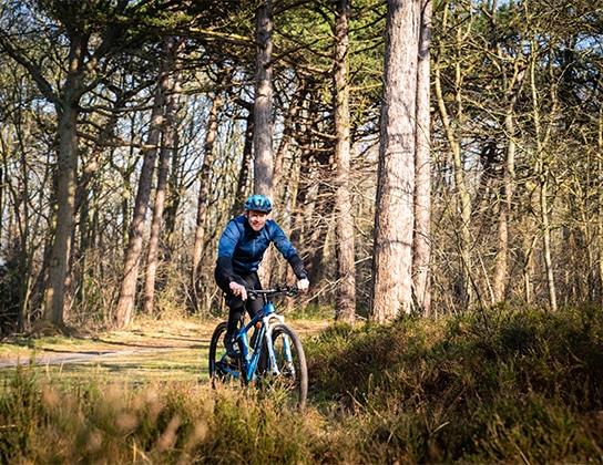 Makelaar van Makelaardij Eelman fietst door de natuur op Texel
