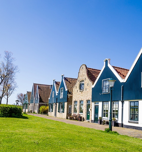 Karakteristieke blauwe en witte huizen in Oudeschild op Texel