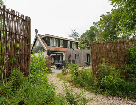 woning gekocht op texel met veel groen en hekwerk